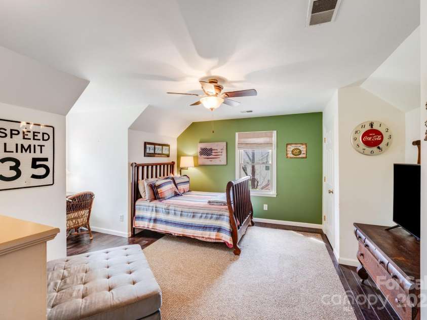 2324 Chestnut Lane, Matthews, NC 28104.  MLS# CAR4233658, YatesRealty ID 20118. 