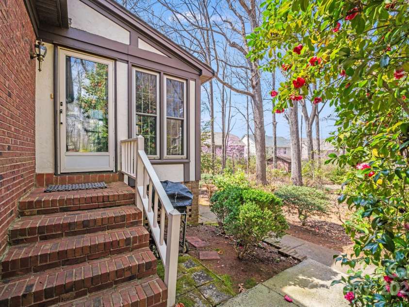 2324 Chestnut Lane, Matthews, NC 28104.  MLS# CAR4233658, YatesRealty ID 20118. 