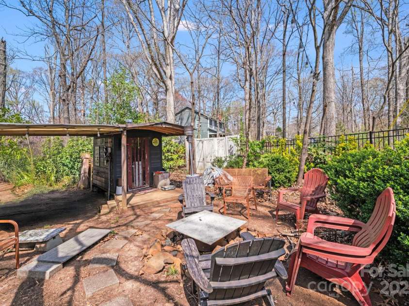 2324 Chestnut Lane, Matthews, NC 28104.  MLS# CAR4233658, YatesRealty ID 20118. 