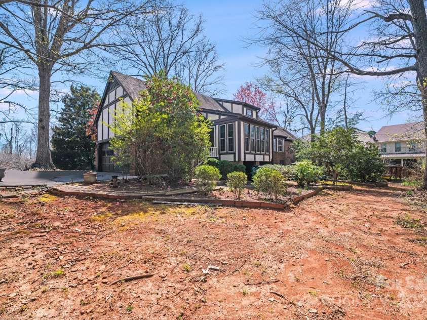 2324 Chestnut Lane, Matthews, NC 28104.  MLS# CAR4233658, YatesRealty ID 20118. 