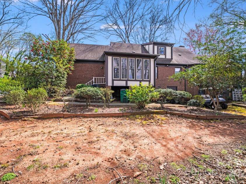 2324 Chestnut Lane, Matthews, NC 28104.  MLS# CAR4233658, YatesRealty ID 20118. 