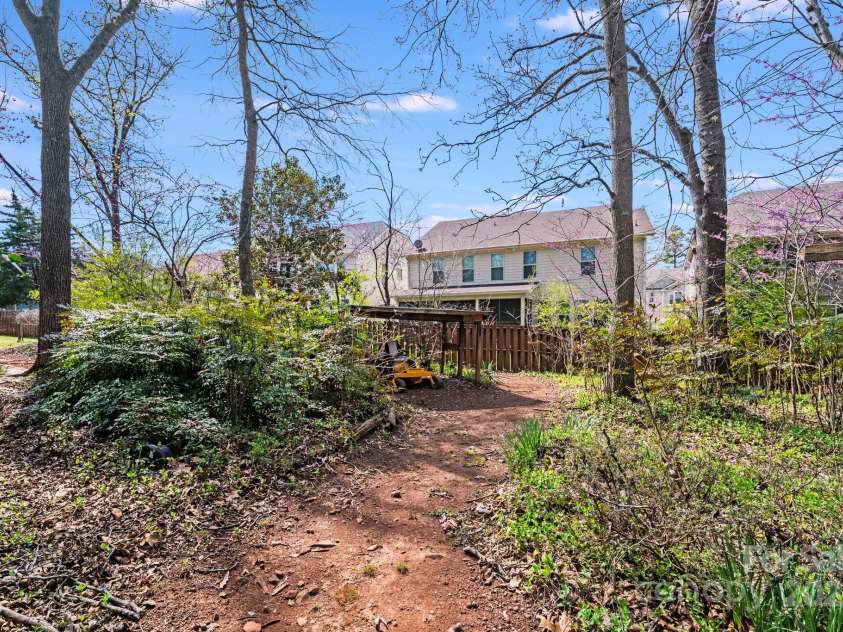 2324 Chestnut Lane, Matthews, NC 28104.  MLS# CAR4233658, YatesRealty ID 20118. 