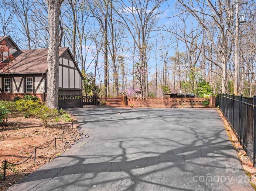 2324 Chestnut Lane, Matthews, NC 28104.  MLS# CAR4233658, YatesRealty ID 20118. 