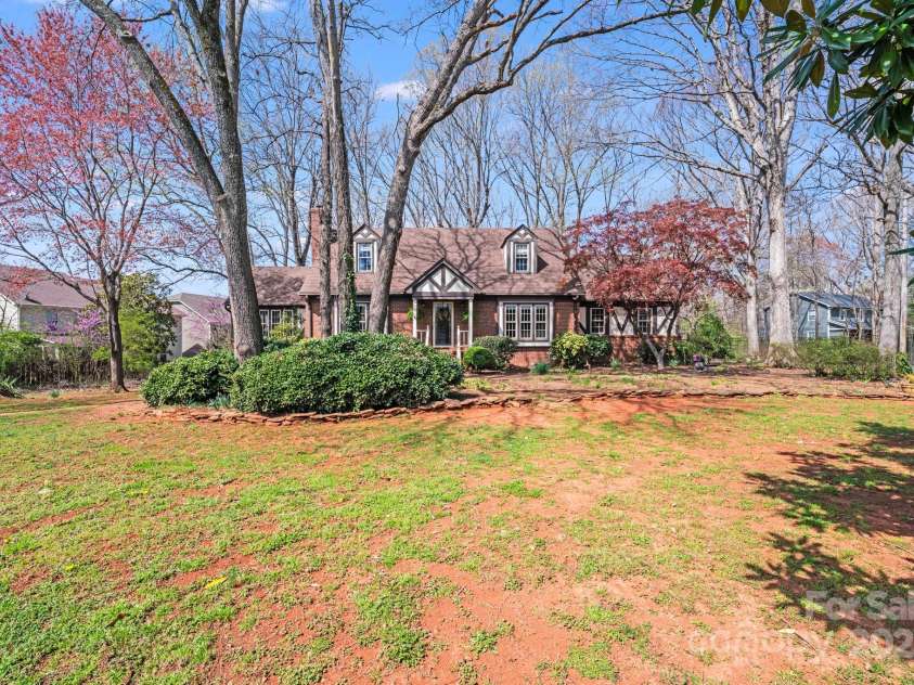 2324 Chestnut Lane, Matthews, NC 28104.  MLS# CAR4233658, YatesRealty ID 20118. 