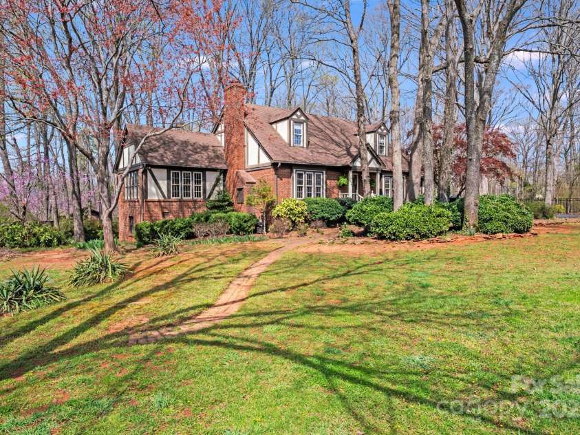 2324 Chestnut Lane, Matthews, NC 28104.  MLS# CAR4233658, YatesRealty ID 20118. 