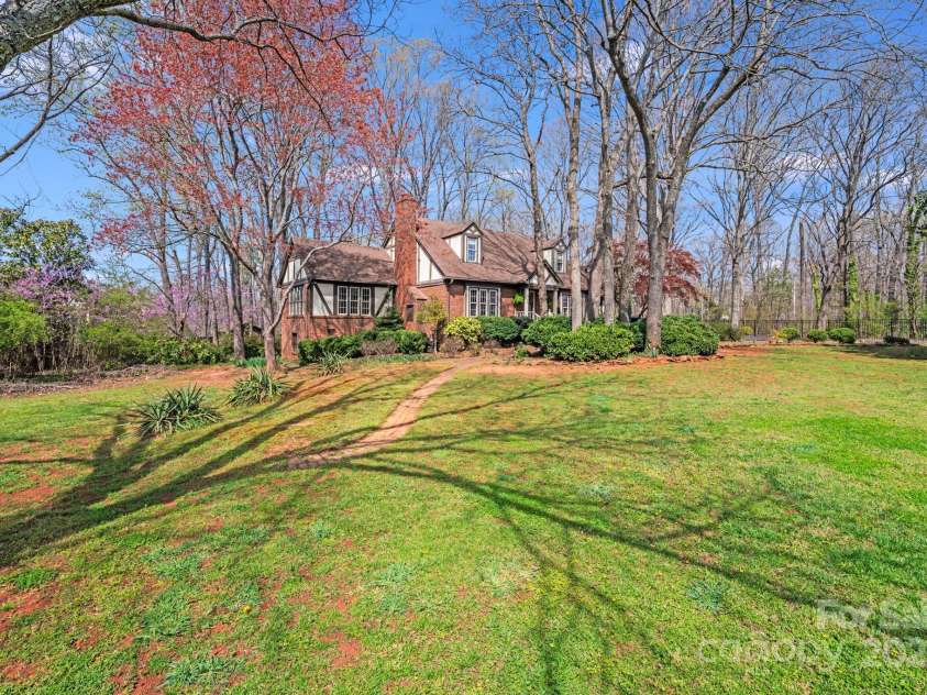 2324 Chestnut Lane, Matthews, NC 28104.  MLS# CAR4233658, YatesRealty ID 20118. 