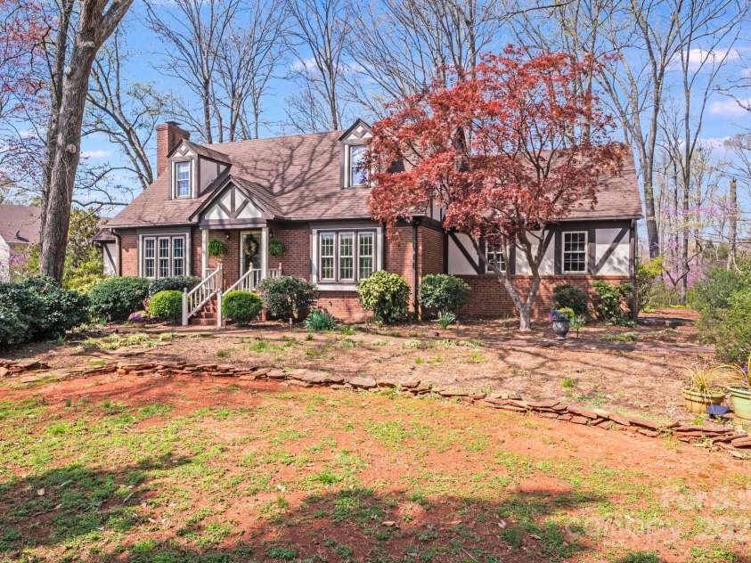 2324 Chestnut Lane, Matthews, NC 28104.  MLS# CAR4233658, YatesRealty ID 20118. 