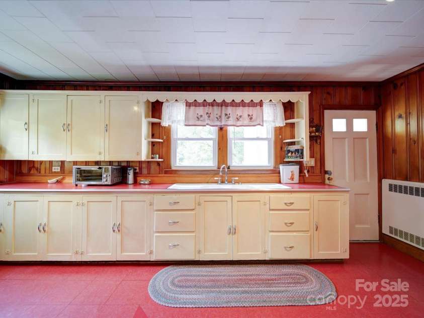 1614 Linwood Road, Gaston, NC 28052.  MLS# CAR4266981, YatesRealty ID 20119. Kitchen