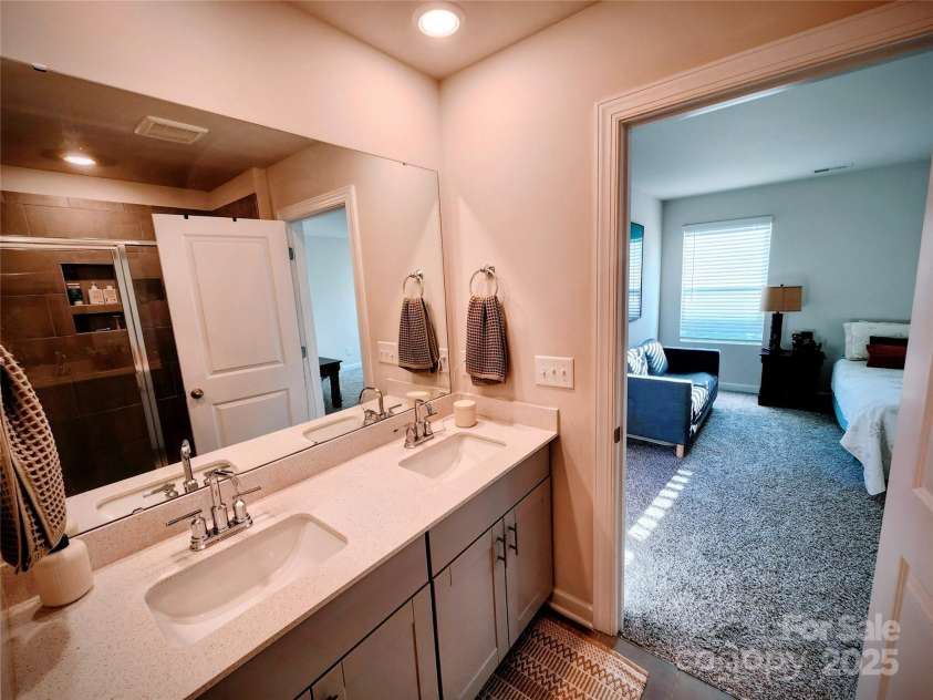 3873 County Down Avenue, Kannapolis, NC 28081.  MLS# CAR4319920, YatesRealty ID 20119. Owner bath