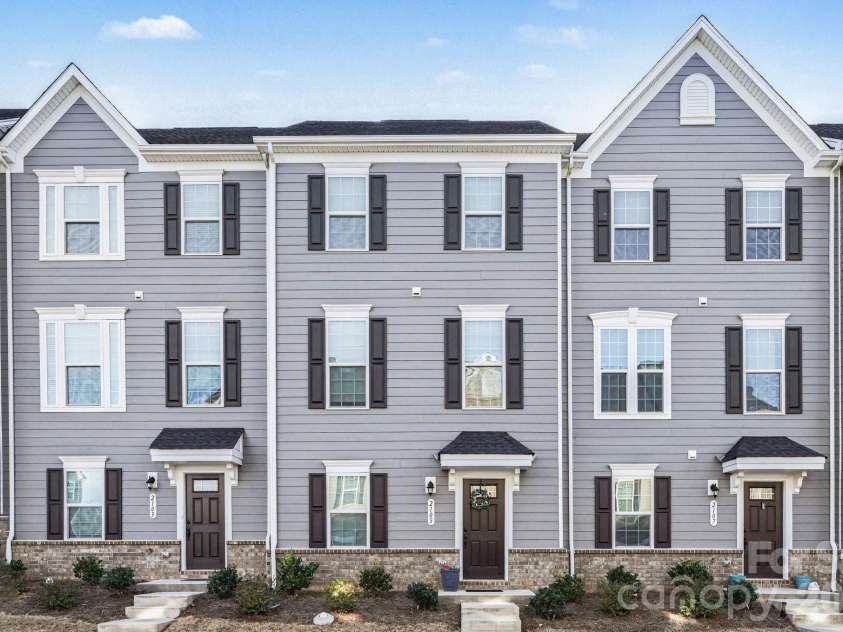 2105 Autumn Olive Lane, Matthews, NC 28104.  MLS# CAR4352199, YatesRealty ID 20121. 