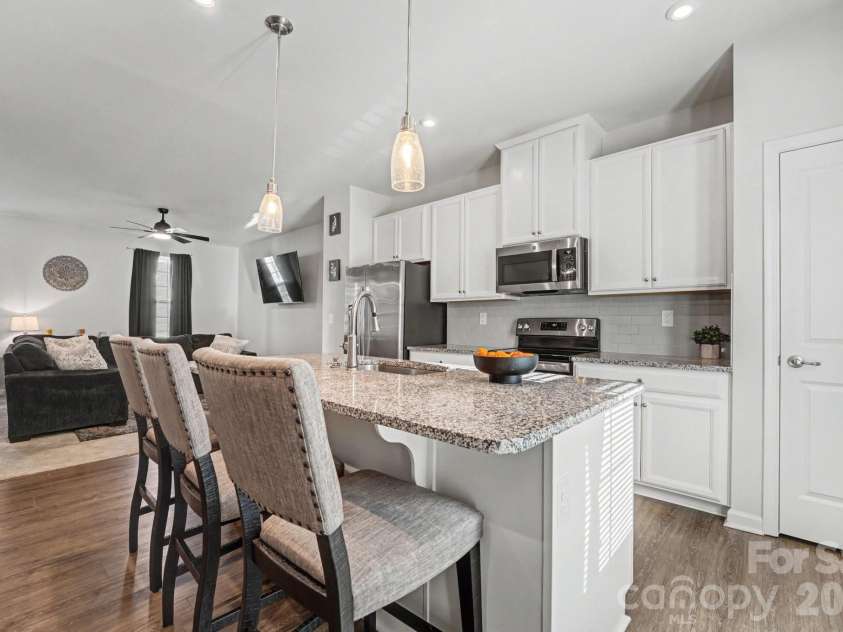 2105 Autumn Olive Lane, Matthews, NC 28104.  MLS# CAR4352199, YatesRealty ID 20121. 