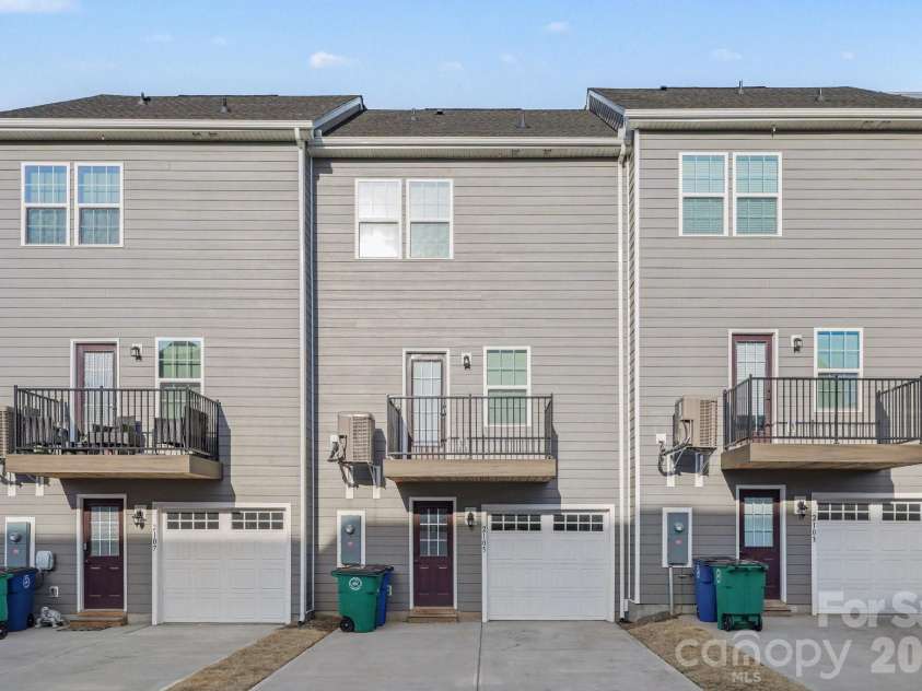 2105 Autumn Olive Lane, Matthews, NC 28104.  MLS# CAR4352199, YatesRealty ID 20121. 