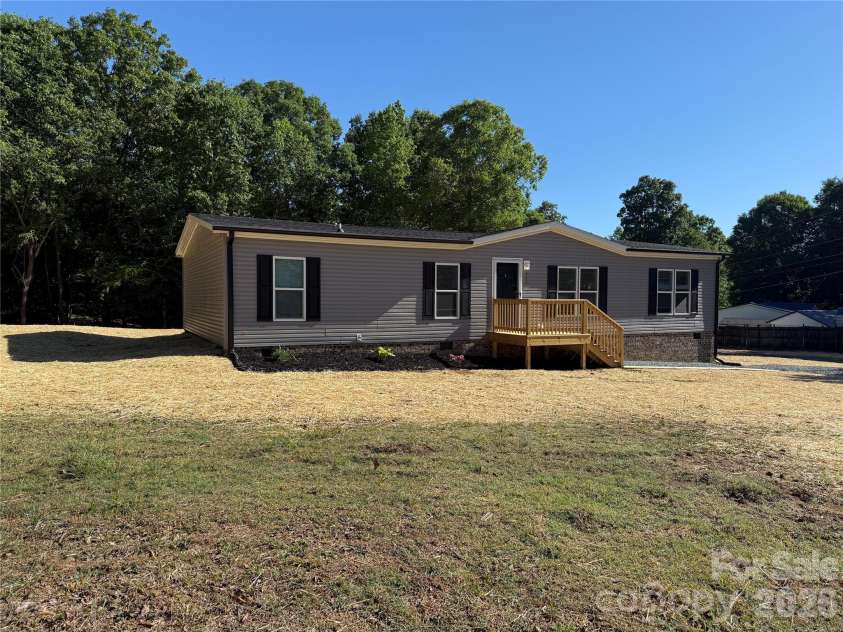 117 Harvick Lane, Lexington, NC 27292.  MLS# CAR4379833, YatesRealty ID 20123. 