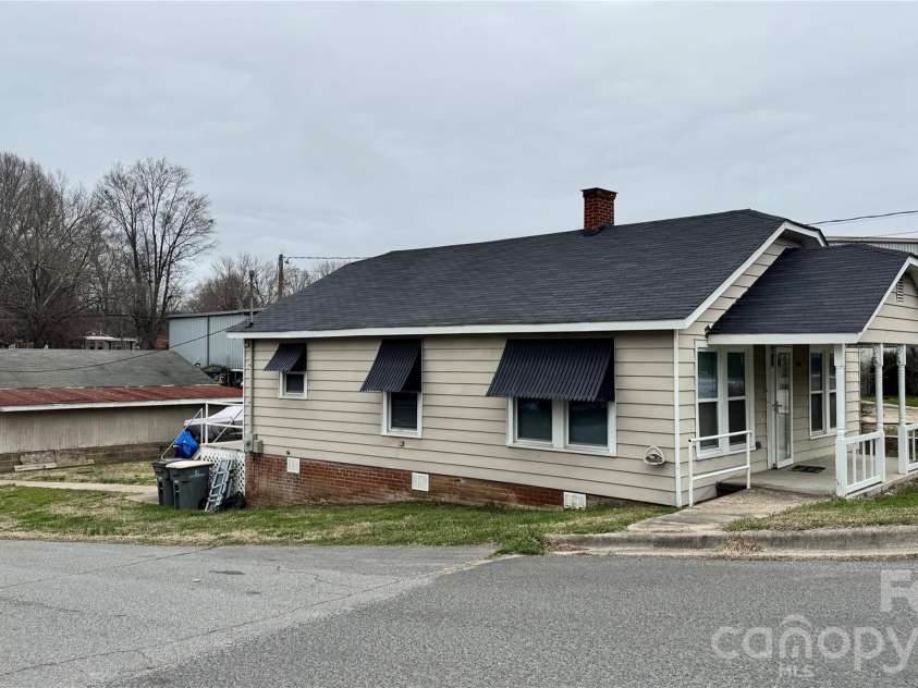 2001 Lane Street, Kannapolis, NC 28083.  MLS# CAR4353328, YatesRealty ID 20124. 