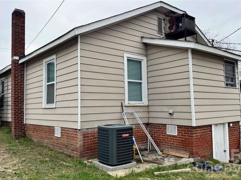 2001 Lane Street, Kannapolis, NC 28083.  MLS# CAR4353328, YatesRealty ID 20124. 