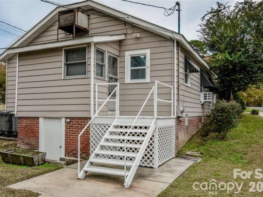 2001 Lane Street, Kannapolis, NC 28083.  MLS# CAR4353328, YatesRealty ID 20124. 