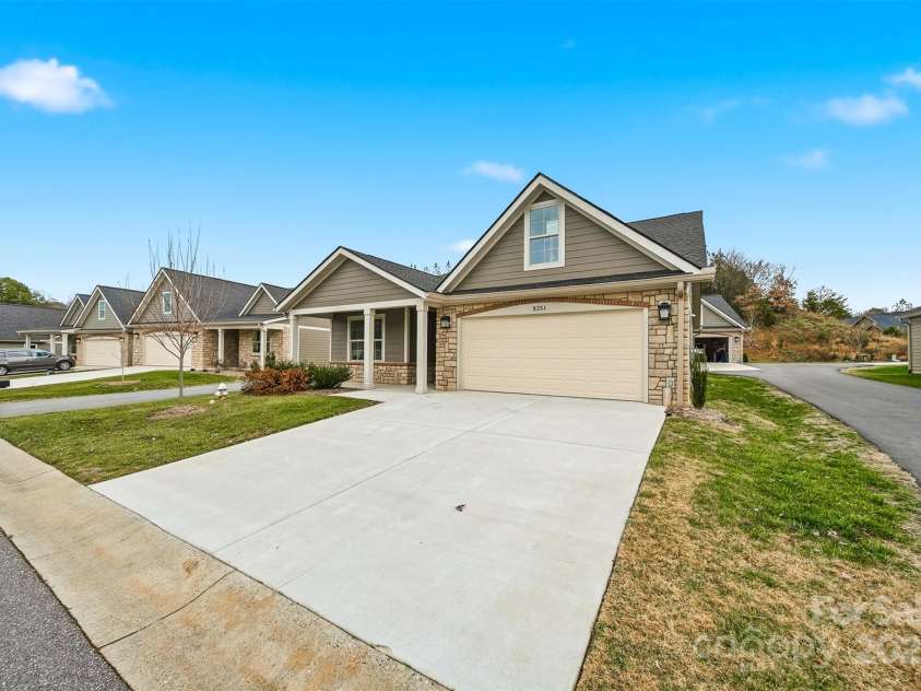 835A Wynnshire Drive, Hickory, NC 28601.  MLS# CAR4328699, YatesRealty ID 2013. 