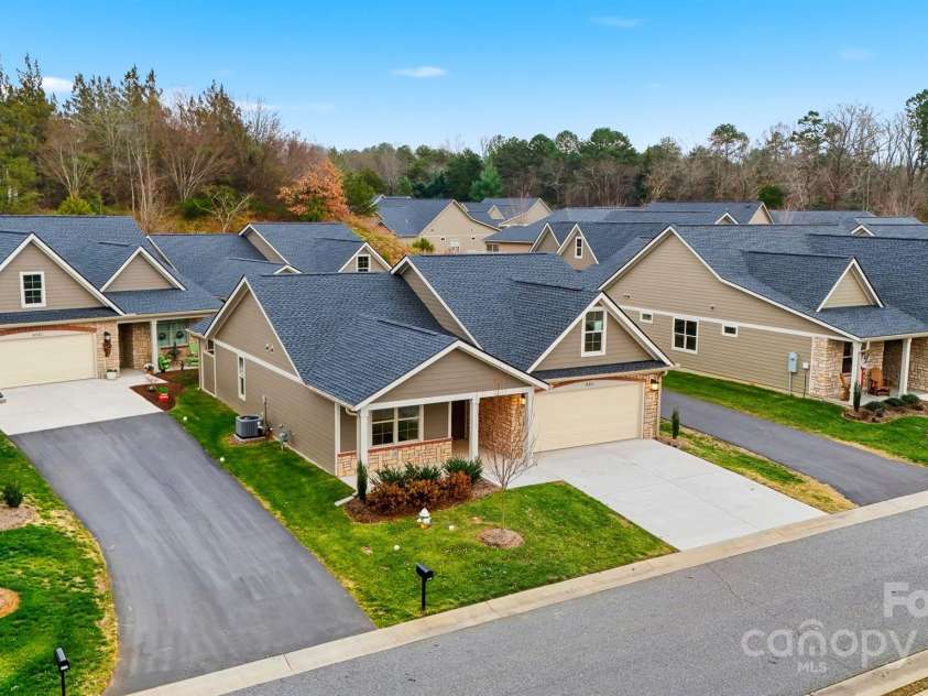835A Wynnshire Drive, Hickory, NC 28601.  MLS# CAR4328699, YatesRealty ID 2013. 