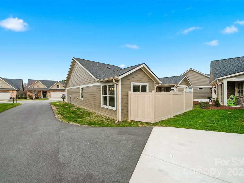 835A Wynnshire Drive, Hickory, NC 28601.  MLS# CAR4328699, YatesRealty ID 2013. 