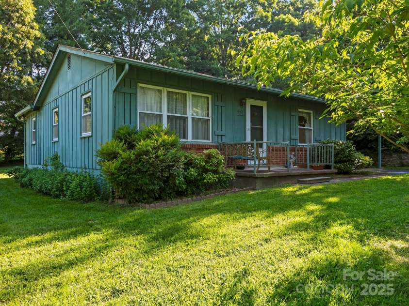 18 Talmadge Court, Asheville, NC 28806.  MLS# CAR4217144, YatesRealty ID 20130. 