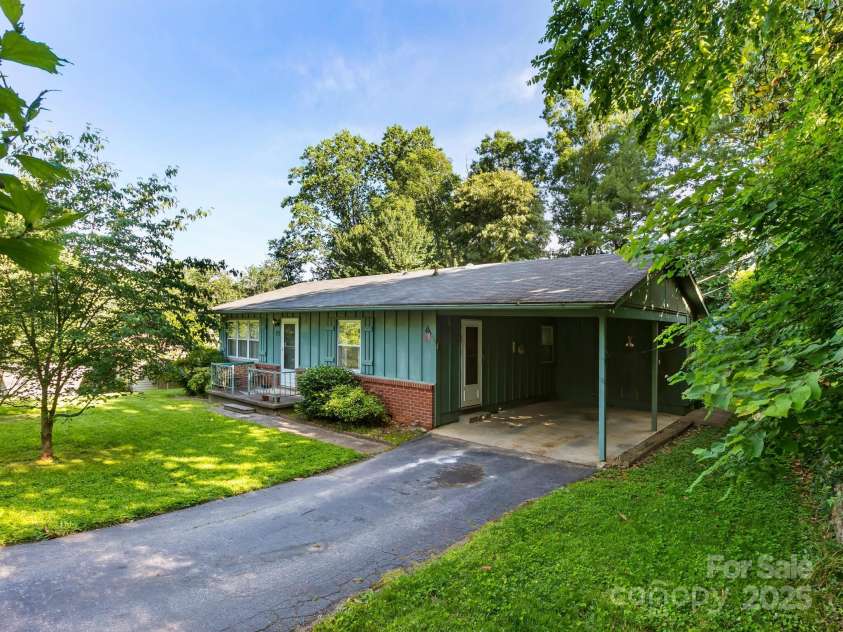 18 Talmadge Court, Asheville, NC 28806.  MLS# CAR4217144, YatesRealty ID 20130. 