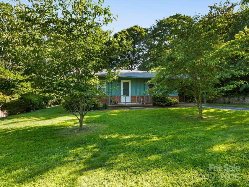 18 Talmadge Court, Asheville, NC 28806.  MLS# CAR4217144, YatesRealty ID 20130. 