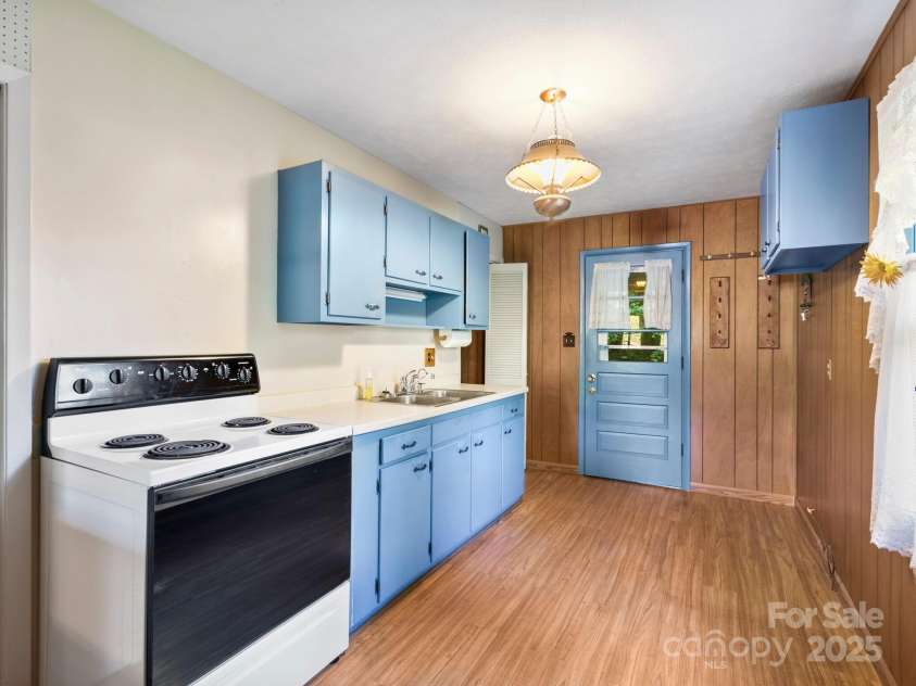 18 Talmadge Court, Asheville, NC 28806.  MLS# CAR4217144, YatesRealty ID 20130. 