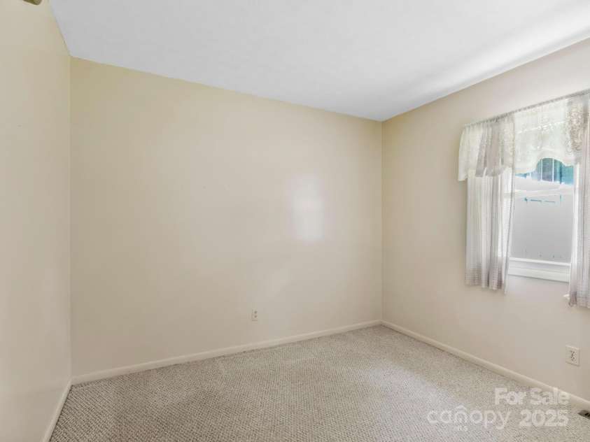 18 Talmadge Court, Asheville, NC 28806.  MLS# CAR4217144, YatesRealty ID 20130. 