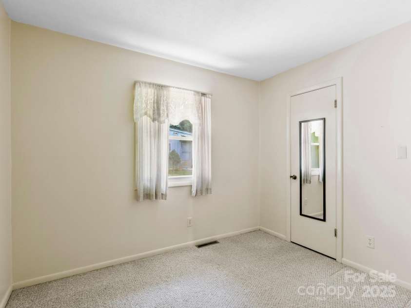 18 Talmadge Court, Asheville, NC 28806.  MLS# CAR4217144, YatesRealty ID 20130. 