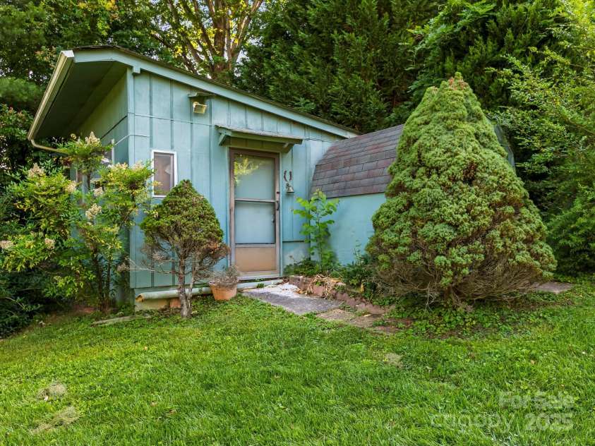 18 Talmadge Court, Asheville, NC 28806.  MLS# CAR4217144, YatesRealty ID 20130. 