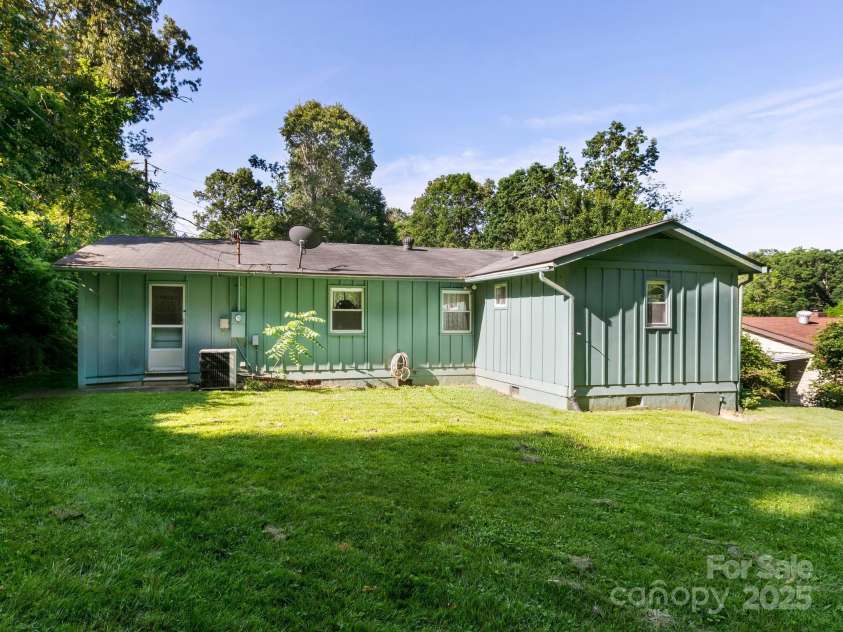 18 Talmadge Court, Asheville, NC 28806.  MLS# CAR4217144, YatesRealty ID 20130. 