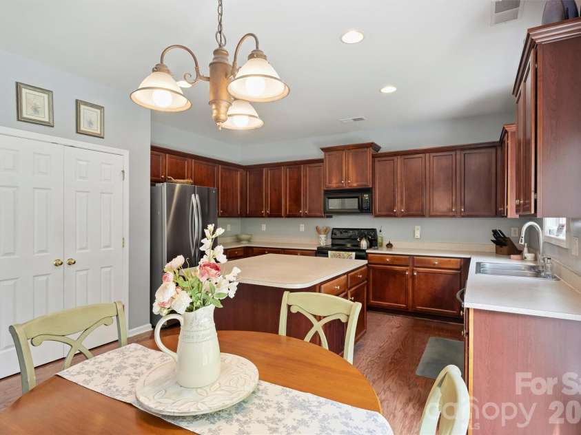 2515 Godsey Wood Drive, Charlotte, NC 28213.  MLS# CAR4367599, YatesRealty ID 20130. 