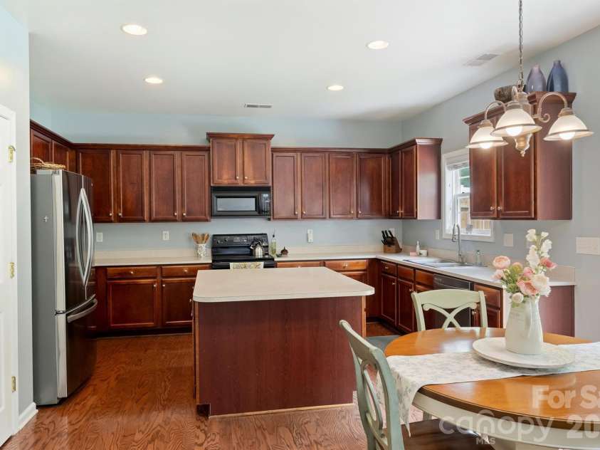 2515 Godsey Wood Drive, Charlotte, NC 28213.  MLS# CAR4367599, YatesRealty ID 20130. 