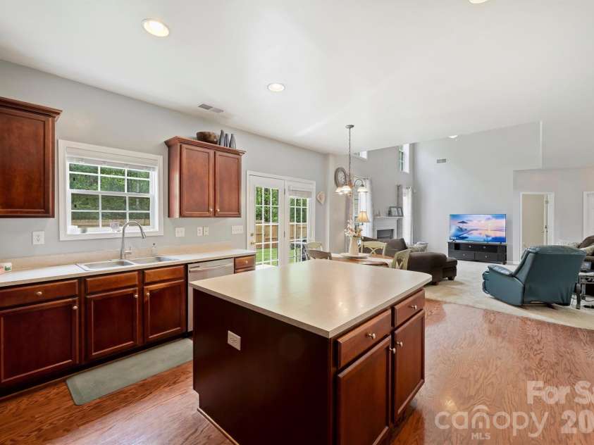 2515 Godsey Wood Drive, Charlotte, NC 28213.  MLS# CAR4367599, YatesRealty ID 20130. 
