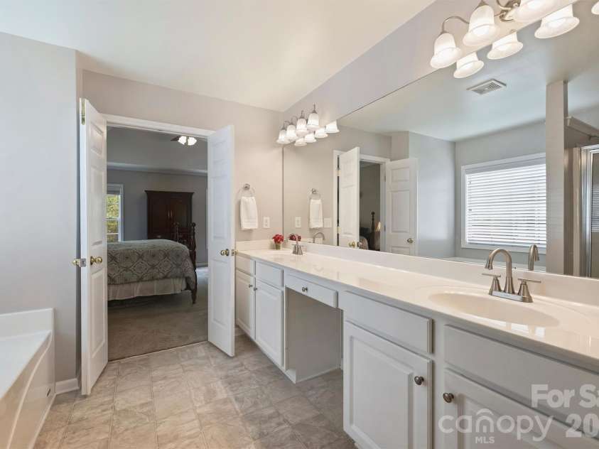 2515 Godsey Wood Drive, Charlotte, NC 28213.  MLS# CAR4367599, YatesRealty ID 20130. 