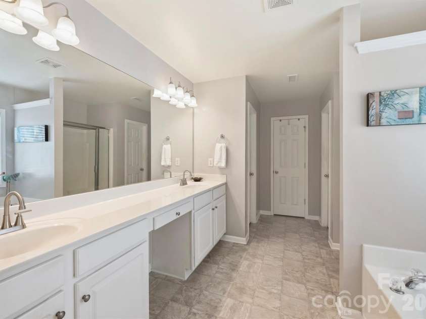 2515 Godsey Wood Drive, Charlotte, NC 28213.  MLS# CAR4367599, YatesRealty ID 20130. Primary Bath