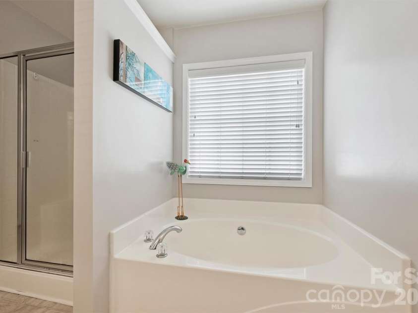 2515 Godsey Wood Drive, Charlotte, NC 28213.  MLS# CAR4367599, YatesRealty ID 20130. Primary bath