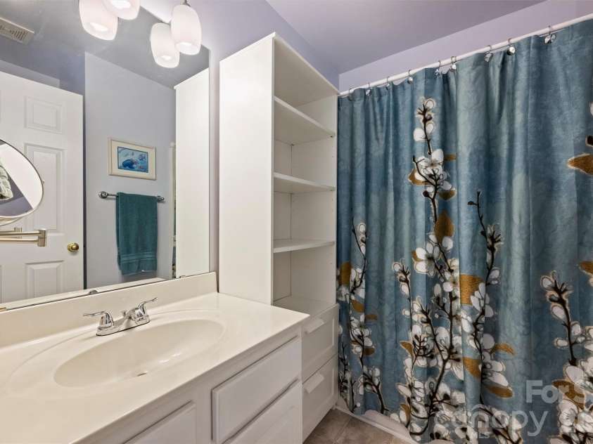 2515 Godsey Wood Drive, Charlotte, NC 28213.  MLS# CAR4367599, YatesRealty ID 20130. Secondary full bath 