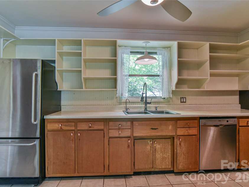1 Hillcrest Lane, Black Mountain, NC 28711.  MLS# CAR4368421, YatesRealty ID 20131. View 2 of the kitchen