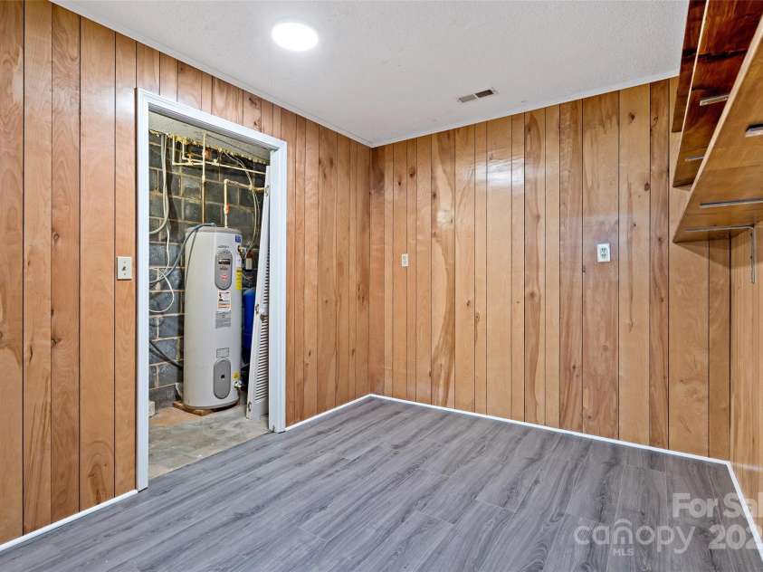 2526 Hankins Road, Marion, NC 28752.  MLS# CAR4270762, YatesRealty ID 20134. FLEX SPACE!