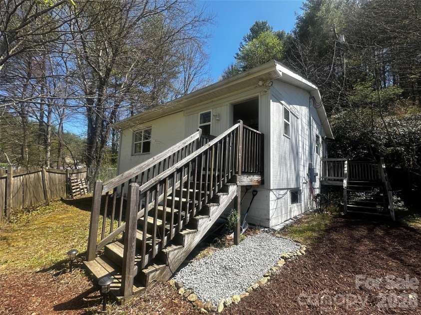 9 Poplar Drive, Spruce Pine, NC 28777.  MLS# CAR4370874, YatesRealty ID 20135. 