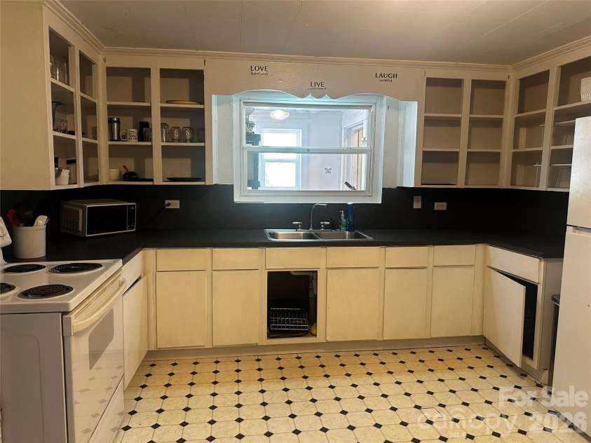 9 Poplar Drive, Spruce Pine, NC 28777.  MLS# CAR4370874, YatesRealty ID 20135. 