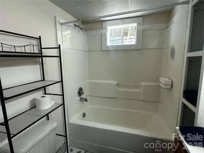 9 Poplar Drive, Spruce Pine, NC 28777.  MLS# CAR4370874, YatesRealty ID 20135. 