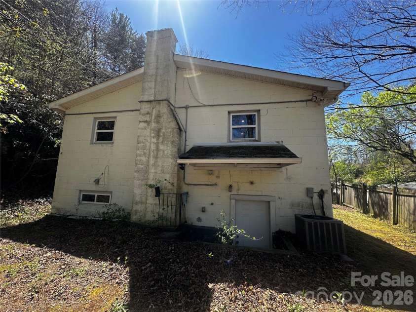 9 Poplar Drive, Spruce Pine, NC 28777.  MLS# CAR4370874, YatesRealty ID 20135. 