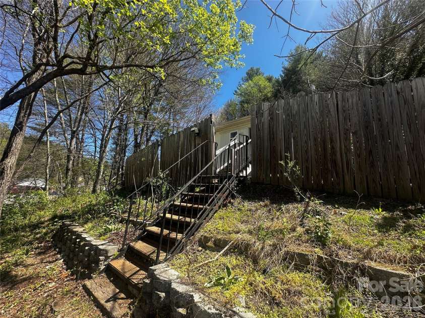 9 Poplar Drive, Spruce Pine, NC 28777.  MLS# CAR4370874, YatesRealty ID 20135. 