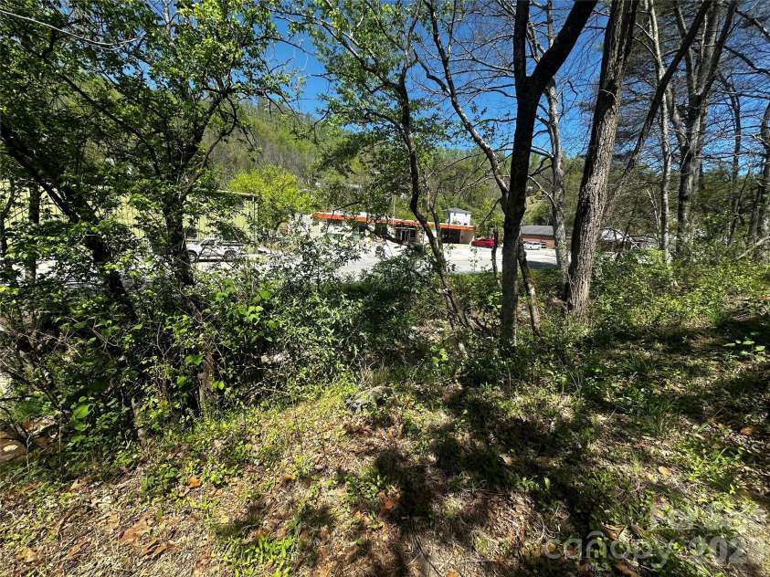 9 Poplar Drive, Spruce Pine, NC 28777.  MLS# CAR4370874, YatesRealty ID 20135. 