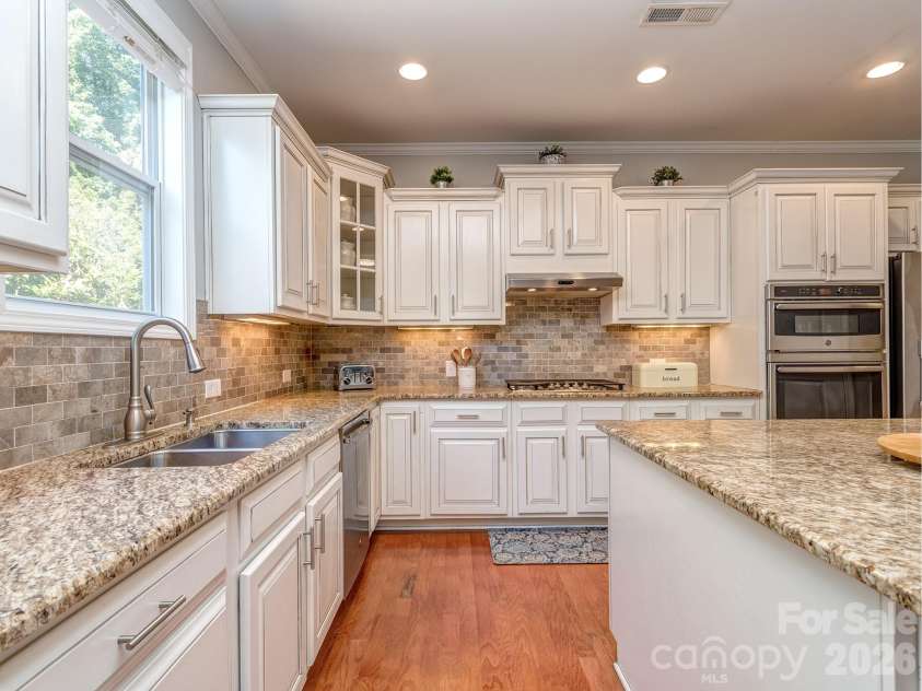 2008 Shalford Lane, Matthews, NC 28104.  MLS# CAR4364592, YatesRealty ID 20137. Kitchen