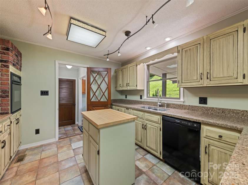 415 Crawford Road, Waynesville, NC 28785.  MLS# CAR4271871, YatesRealty ID 20137. 