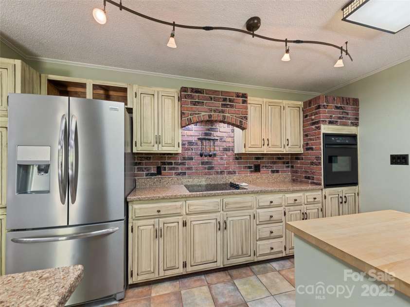 415 Crawford Road, Waynesville, NC 28785.  MLS# CAR4271871, YatesRealty ID 20137. 