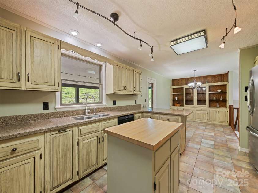 415 Crawford Road, Waynesville, NC 28785.  MLS# CAR4271871, YatesRealty ID 20137. 